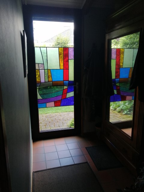 Werk 'Glas in lood' — imitatieglasraam met plexi en loodstrippen